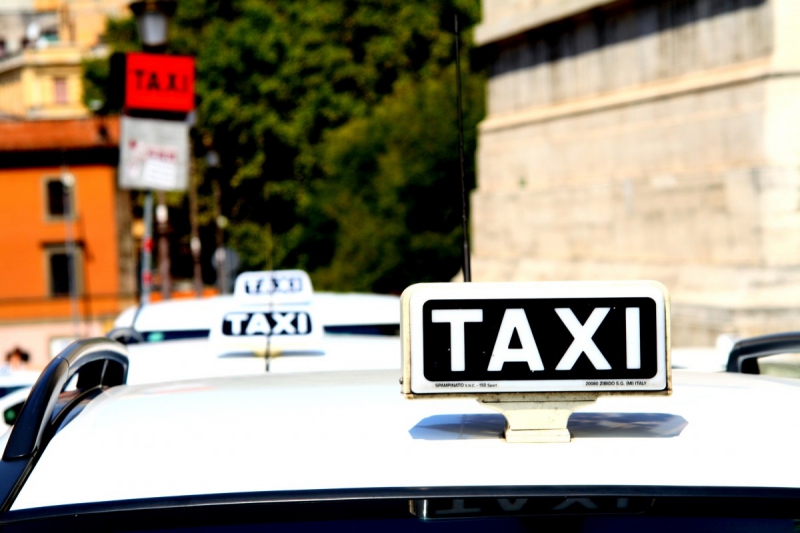 taxis-VENANSON-min_taxi_auto_rome_road_white-1051610